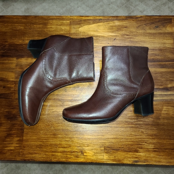 Clarks Women's Leather Ankle Boot - Picture 5 of 11